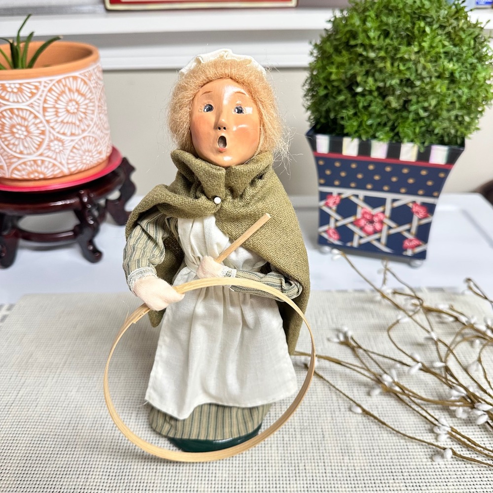 Byers' Choice Caroler Exclusive Williamsburg Christmas 1998 Girl w Hoop‎ Vntage